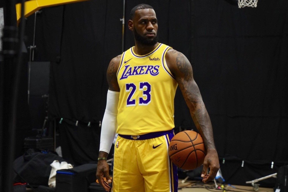  詹姆斯总得分超越贾巴尔，湖人主场举行庆典  